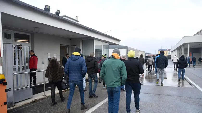 I lavoratori di Ceramica Dolomite verso l'assemblea