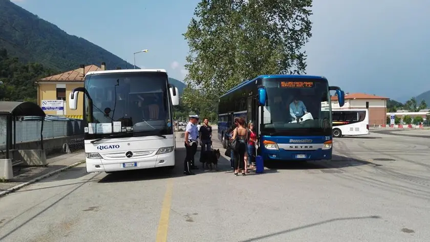 Un autobus di Dolomitibus controllato dalla polizia