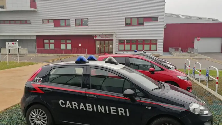 Carabinieri davanti al Pronto soccorso dell'Ospedale di Feltre