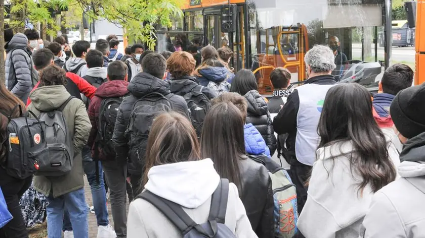 Ragazzini in attesa di salire su un bus