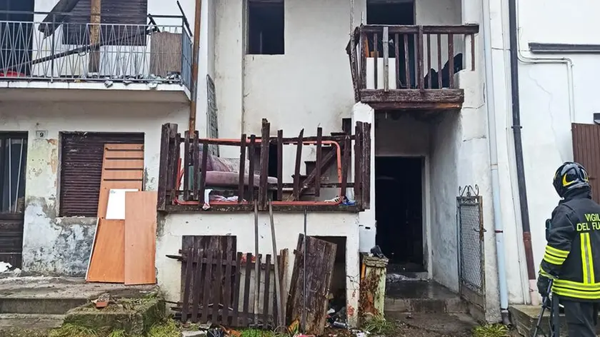 L'intervento dei vigili del fuoco per l'incendio ad Anzù
