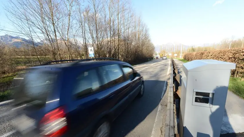 Un’auto che sfreccia davanti a un autovelox fisso