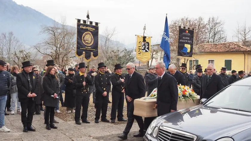 Gli spazzacamino in divisa storica rendono omaggio al feretro di Fabrizio Fent