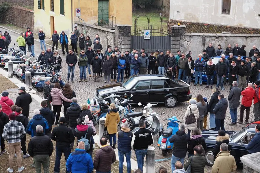 L'Alfa 75 nera di Fabrizio Fent tra i mezzi del Vespa club Feltre schierati in suo onore