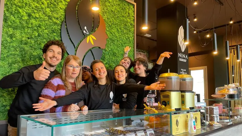 Foto di gruppo dietro il bancone del bar cioccolateria Nina Kakaw