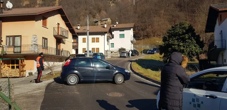 I rilievi dei carabinieri a Buscole dopo il ritrovamento del corpo di Fiorella Galleazzi in strada