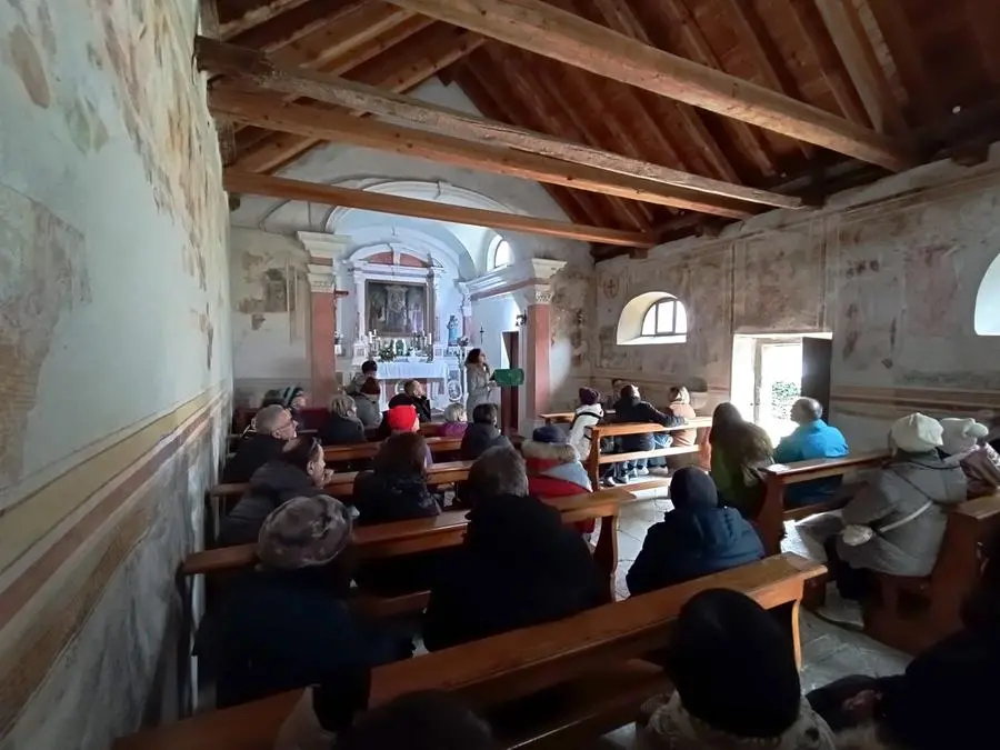 Un momento della visita nella chiesa di San Matteo a Sala