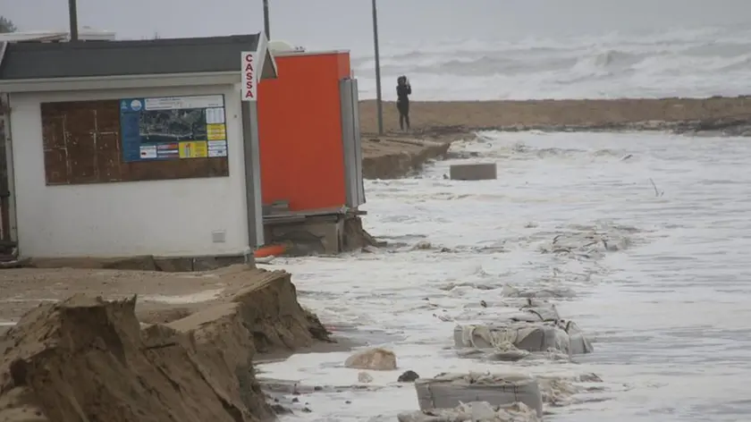 La mareggiata sulla spiaggia di Jesolo (foto Bortoluzzi)