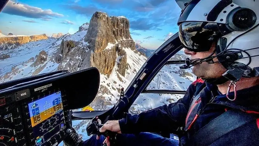 Roberto Cit durante un sorvolo delle Dolomiti