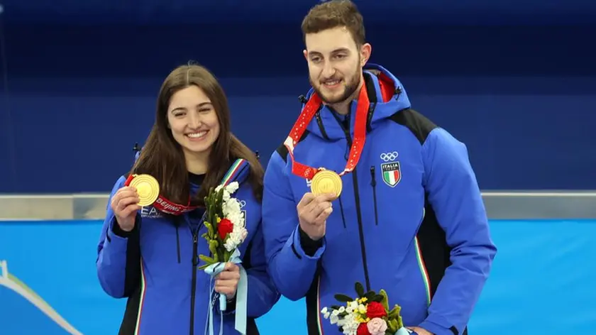 Stefania Constantini e Amos Mosaner con la medaglia d'oro vinta a Pechino