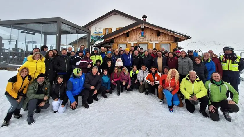 Foto di gruppo dei rifugisti "sani e sicuri"