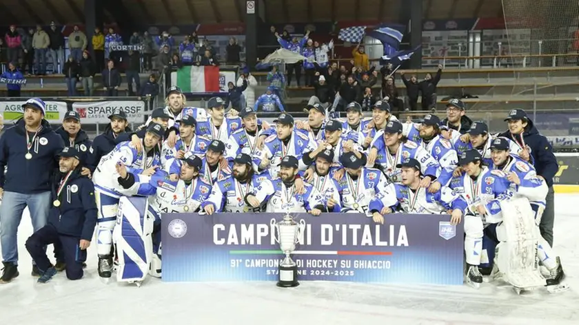 Il Cortina Hafro in festa con la coppa dello scudetto numero 18 (Foto di Vito De Romeo)