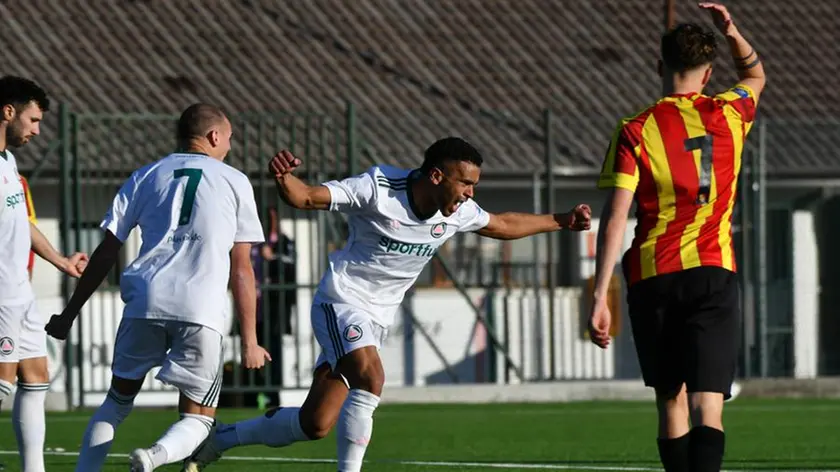 La gioia di Eduardo Alcides dopo il gol (Foto Beppe De Zanet)