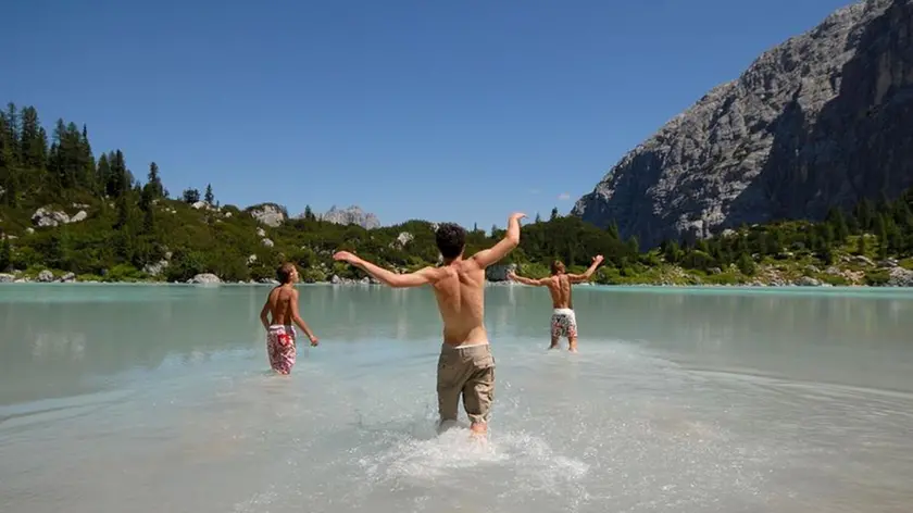 Turisti al lago di Sorapis