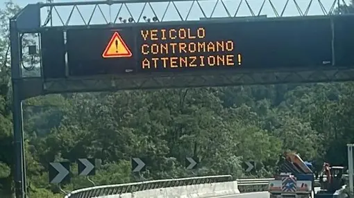 Segnalazione di un veicolo contromano in autostrada