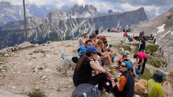 Turisti sulle Dolomiti