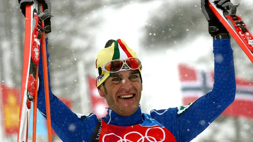 Il sappadino Pietro Piller Cottrer esulta dopo l’oro conquistato nella staffetta 4x10km ai Giochi di Torino 2006