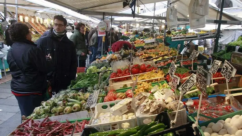 Un mercato settimanale di ortofrutta