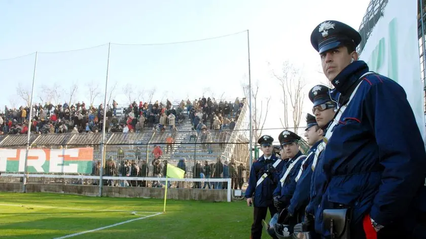 STADIO PENZO (MAGLIA ROSSA) VENEZIA VERONA 1-0 CARABINIERI FORZE DELL'ORDINE SCHIERATI IN CAMPO