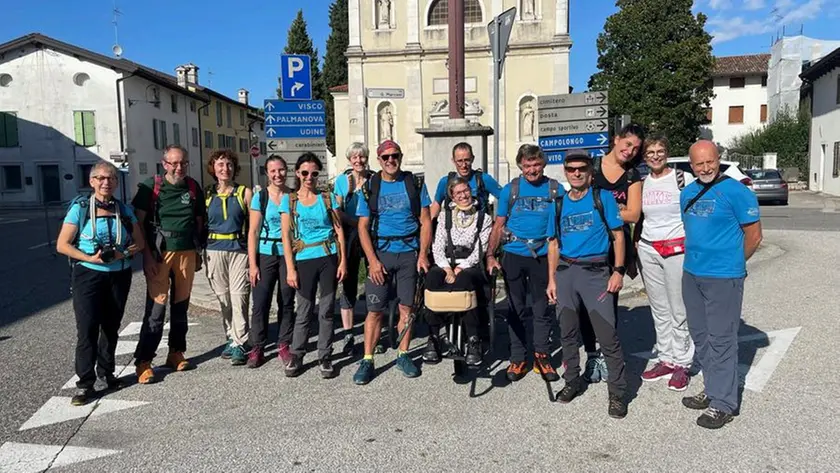 Il momento della donazione della carrozzina
