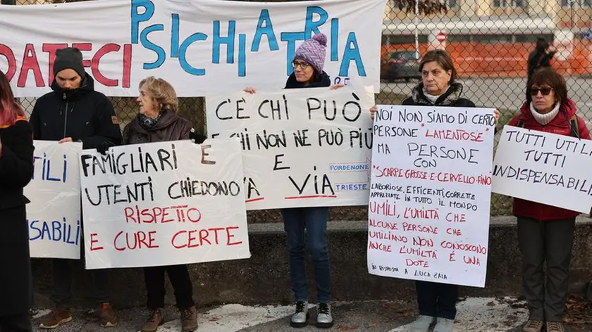 La protesta davanti all'ospedale di Feltre