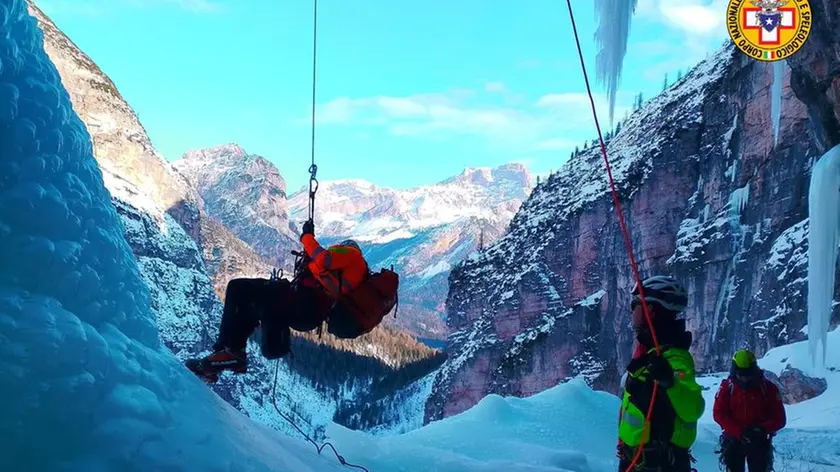 Un momento di esercitazione sulla cascata di ghiaccio in val Travenanzes