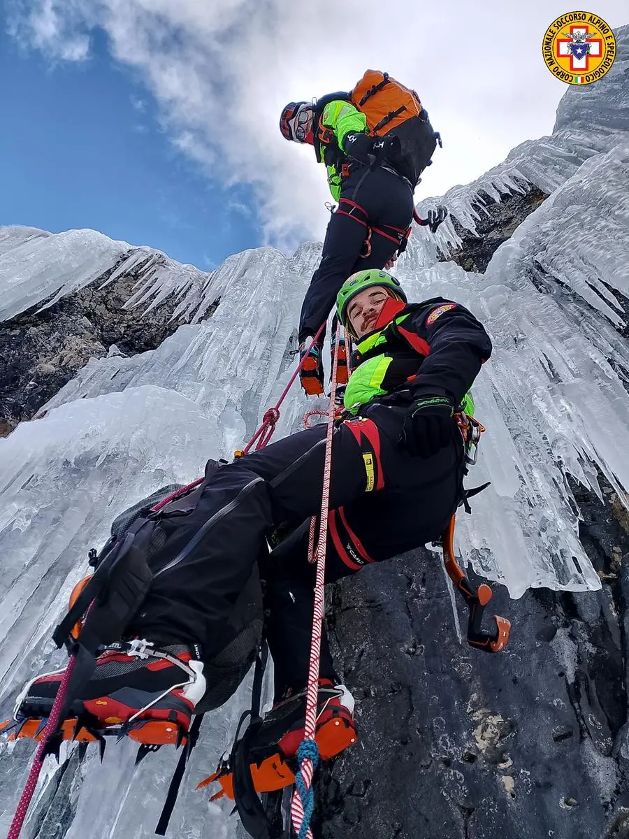 Gli uomini del Soccorso alpino impegnati sulla cascata di ghiaccio della val Travenanzes