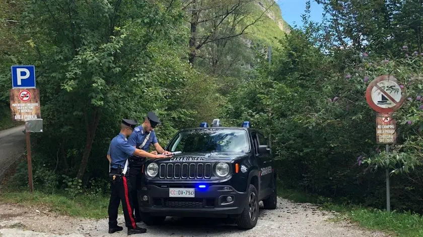 Una pattuglia dei carabinieri durante un controllo a Sospirolo