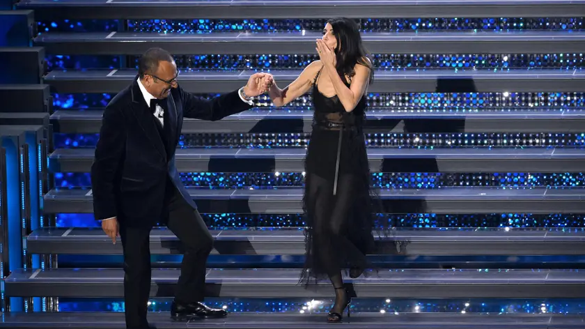Carlo Conti e Giorgia sulla scalinata di Sanremo