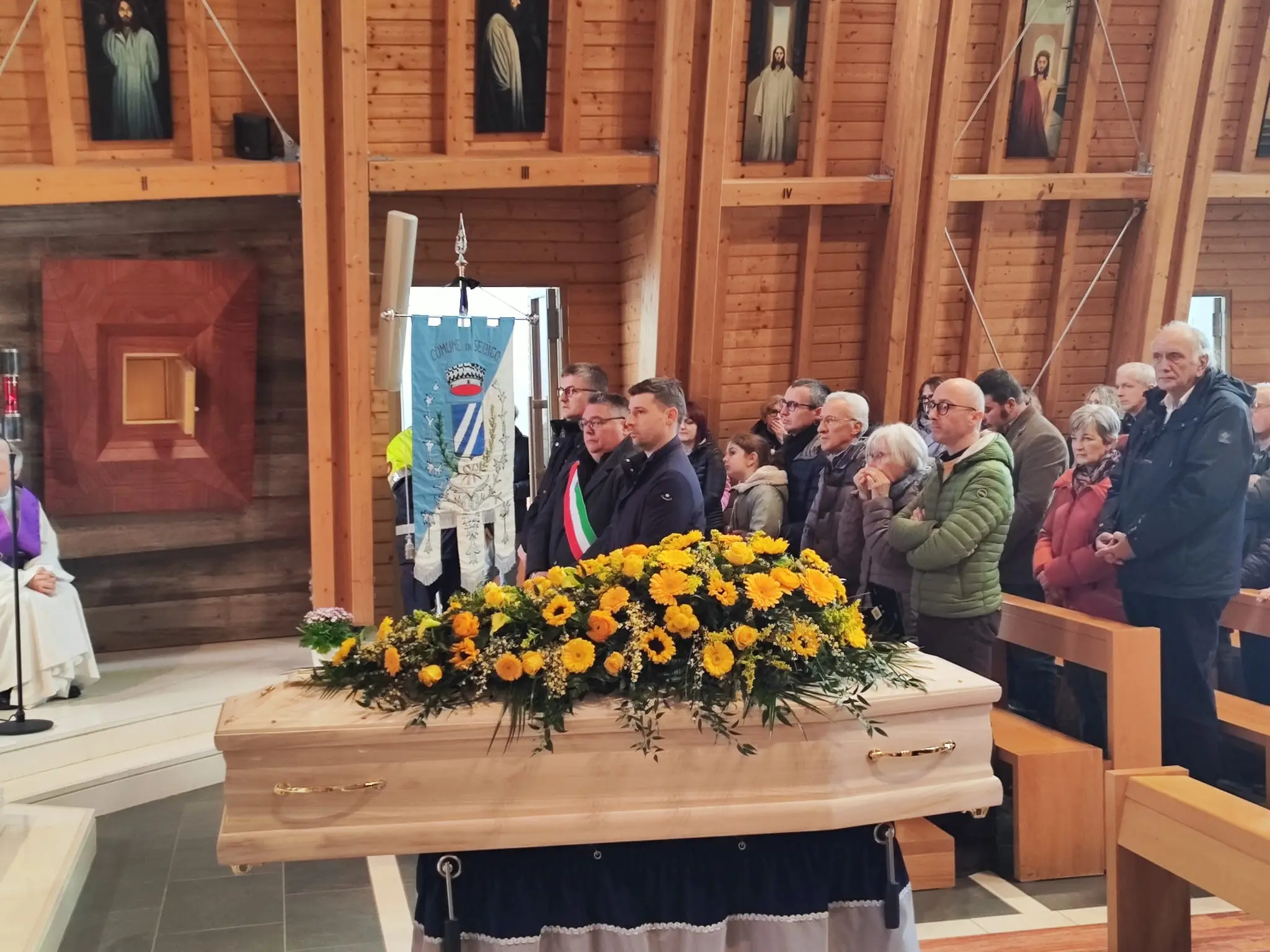 Il gonfalone del Comune di Sedico accanto al feretro di Gioia Nardin