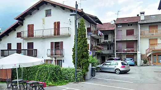 La piazza di Sorriva di Sovramonte è poco distante dall’appartamento