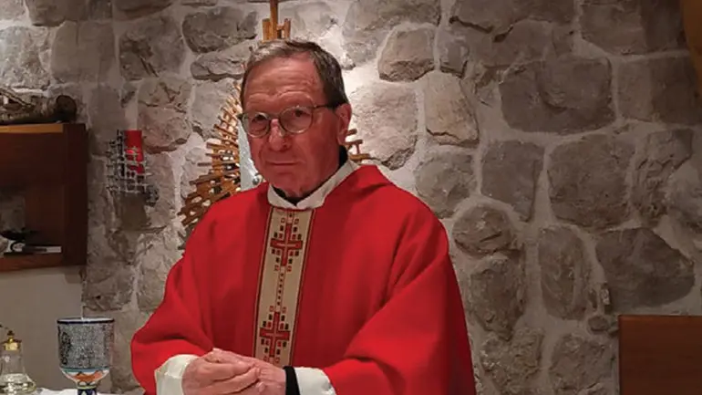 Padre Luigi Bassetto durante una funzione religiosa