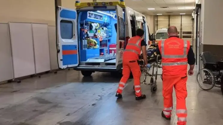 L'uomo preso a forbiciate è stato portato in ospedale a Belluno