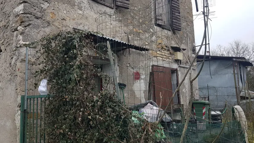 Il retro della casa in cui è avvenuta l'aggressione