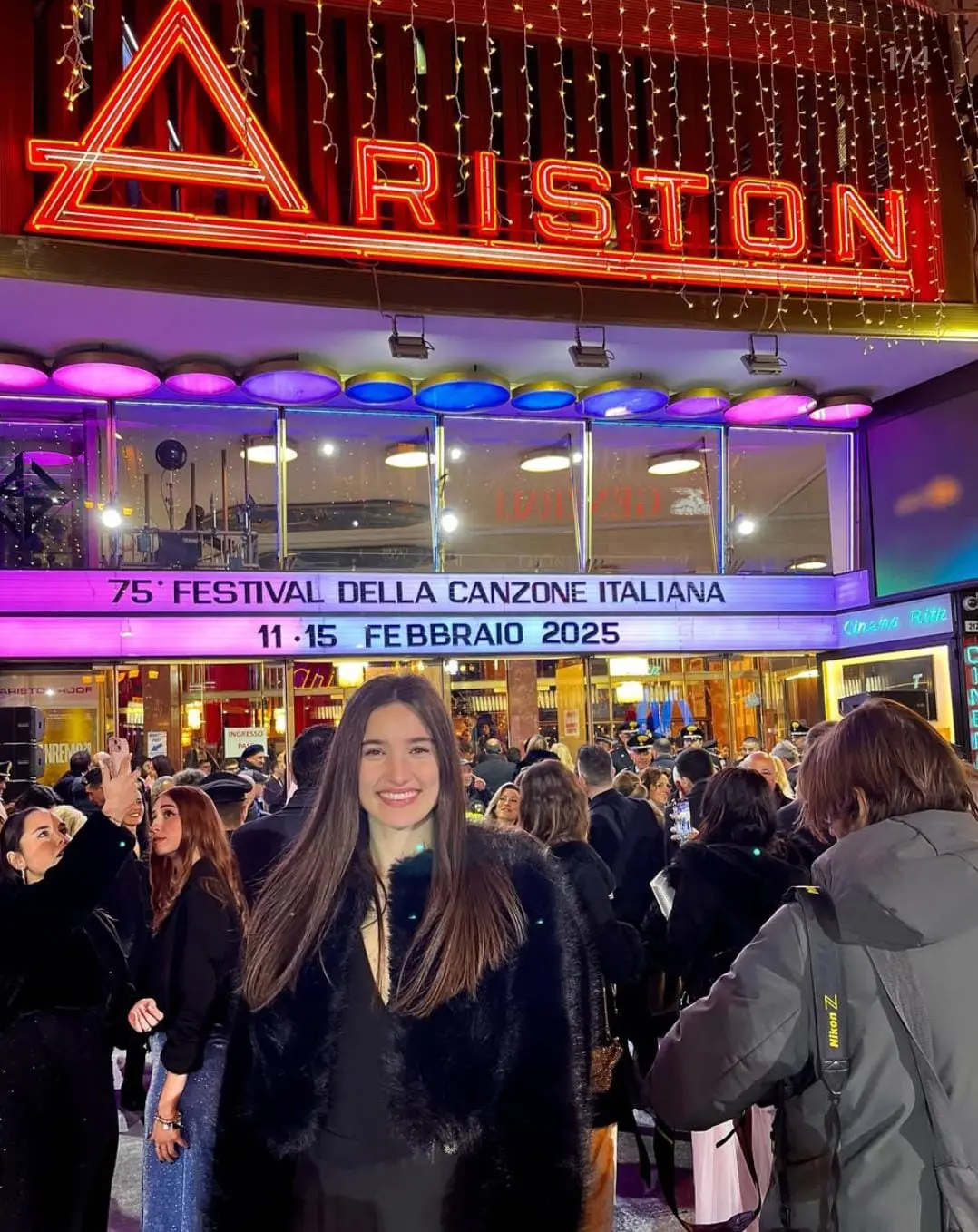 Stefania Constantini all'esterno del teatro Ariston di Sanremo