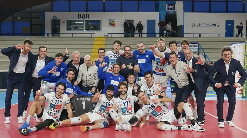 Il Belluno Volley festeggia dopo la vittoria sul San Giustino