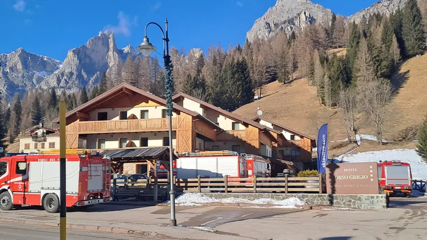 I mezzi dei vigili del fuoco davanti all'hotel Orso Grigio di Selva di Cadore