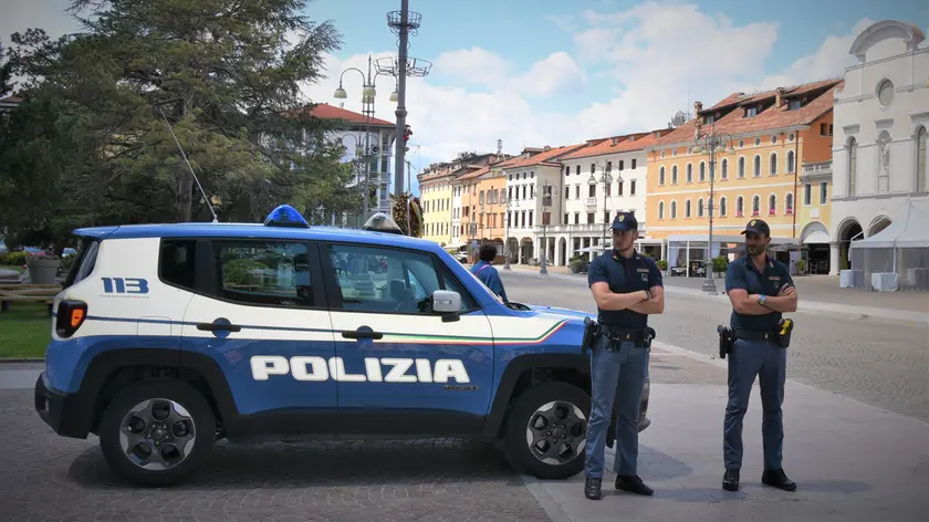 Una pattuglia della polizia in piazza dei Martiri