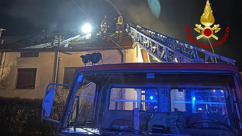 I vigili del fuoco sul tetto della casa dove è scoppiato l'incendio