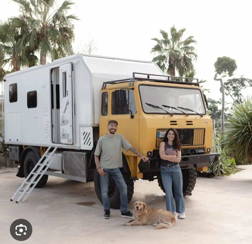 Gli influencer pugliesi Michele D'Alessio e Rossella Del Console con il loro camion-camper