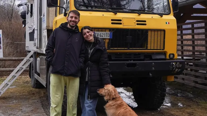 La coppia di influencer Michele D'Alessio e Rossella Del Console con la golden retriever Mia e il camion attrezzato a camper