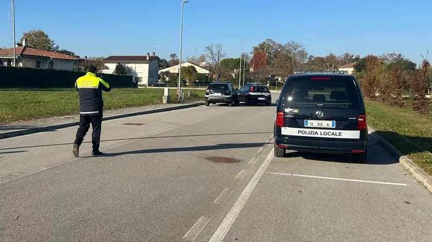 La polizia locale rileva un incidente stradale (foto di archivio)