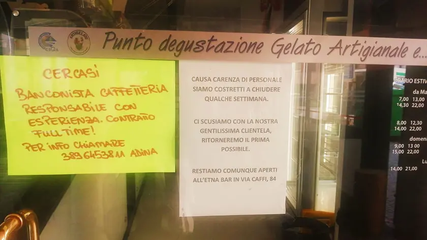 Il cartello esposto dal bar-gelateria La Delizia