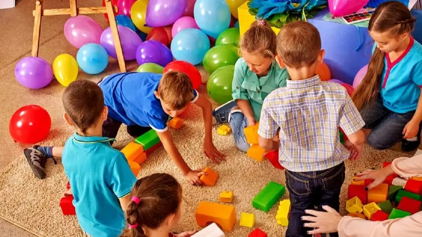 Foto simbolo bambini al nido asilo