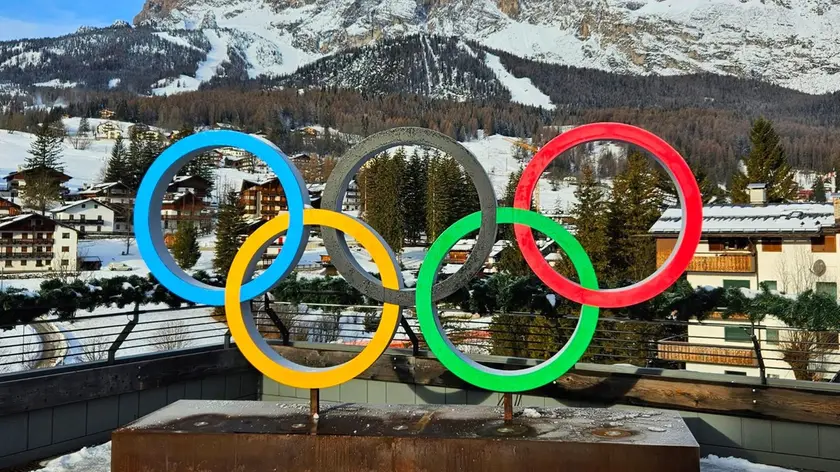 I cerchi olimpici installati in centro a Cortina