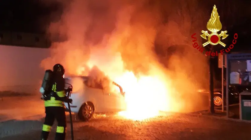 L'intervento dei vigili del fuoco di Belluno a Ponte nelle Alpi per una Ford Fiesta andata a fuoco