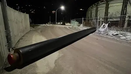 Il tubo di refrigerazione gettato in strada