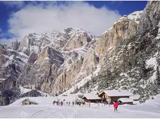 La splendida pista fra il Lagazuoi e l'Armentarola passa anche accanto al caratteristico rifugio Scotoni