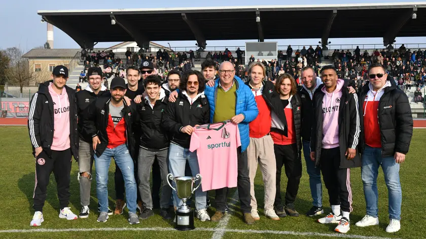 Il presidente Paolo De Cian con i ragazzi dell'Hockey Feltre prima della partita