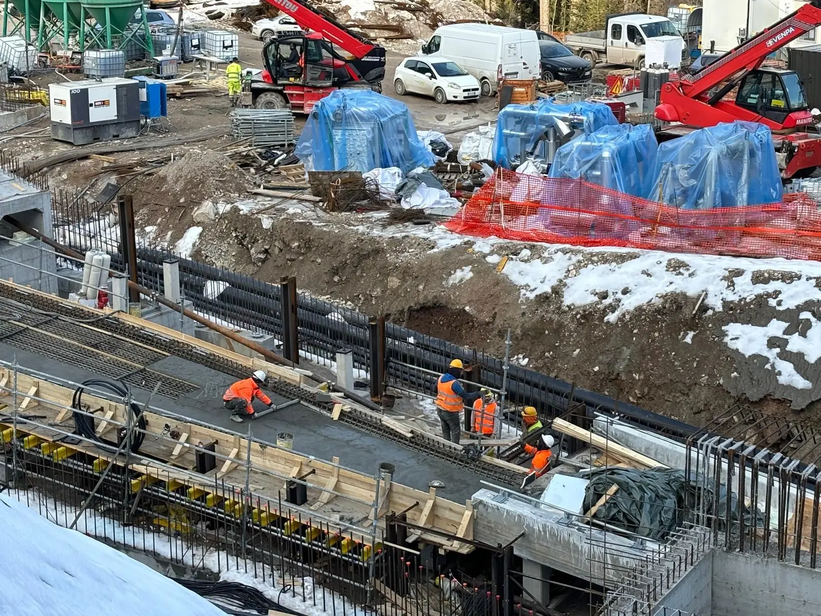 Operai al lavoro all'interno del cantiere della pista di bob di Cortina